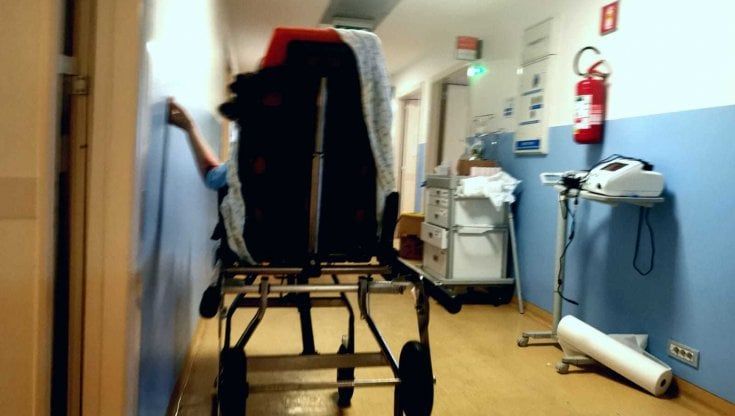 "Abbiamo finito i ventilatori e i pazienti Covid sono in corridoio": il disperato grido d'allarme di un medico del Policlinico di Bari