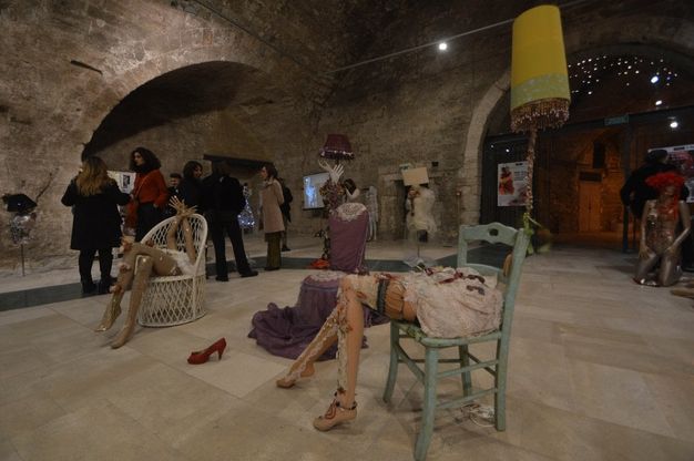 Bari, manichini e tacchi contro la violenza sulle donne