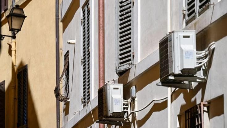 Condizionatori d’aria: rischio blackout, consumi e impatto ambientale. Le risposte dell’esperto