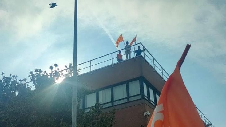 Operai Montblanc sul tetto: “Da mesi senza stipendio e nessuna prospettiva”