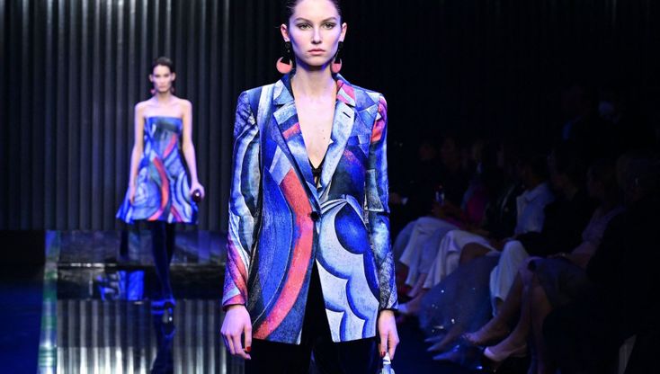 Silenzio, sfila Giorgio Armani. Le immagini della collezione autunno inverno 2022