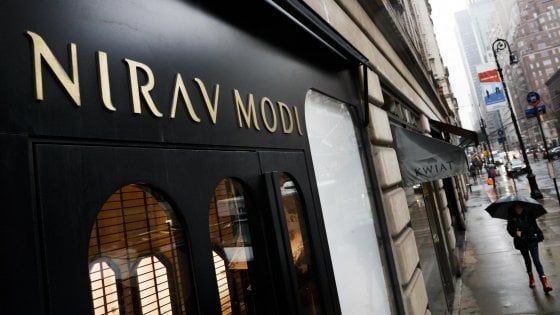 India, l'imprenditore dei gioielli truffa una banca per due miliardi di dollari. I suoi quadri battuti all'asta