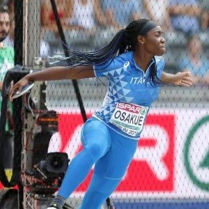 Daisy Osakue in campo per la finale del disco a Berlino