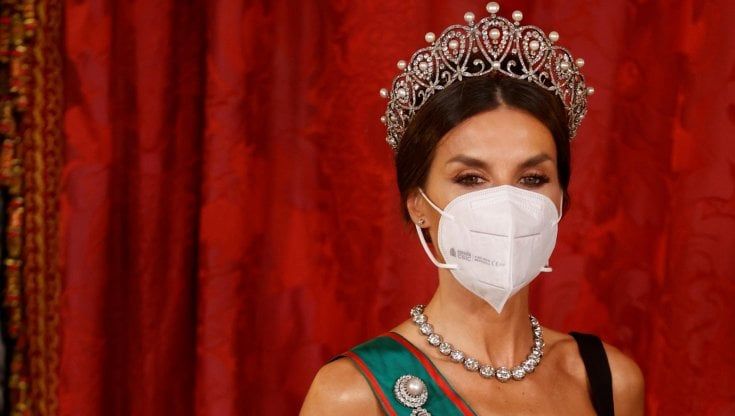 Letizia di Spagna veste Giorgio Armani nel suo omaggio all'Italia