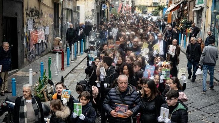 Napoli, a Forcella ragazzi in marcia con i libri per ricordare Annalisa Durante