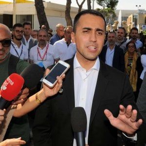 Commercio, Di Maio: "Turni per le domeniche, aperto il 25% dei negozi". Centinaio frena