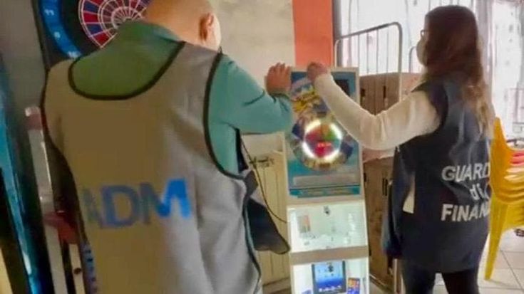 Truccavano le slot machine, multa da sei milioni a Barriera di Milano