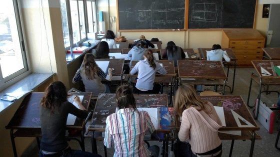 Dietrofront maturità, torna l'obbligo di avere la sufficienza in tutte le materie