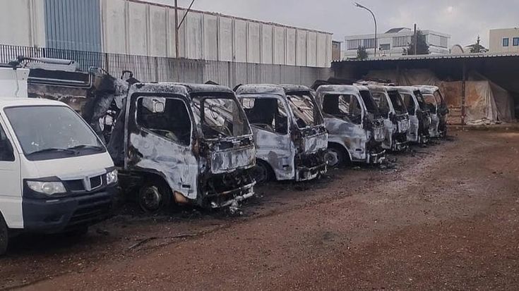 Ariccia, incendia 6 camion della raccolta rifiuti per vendicare la moglie: “Era vittima di mobbing”