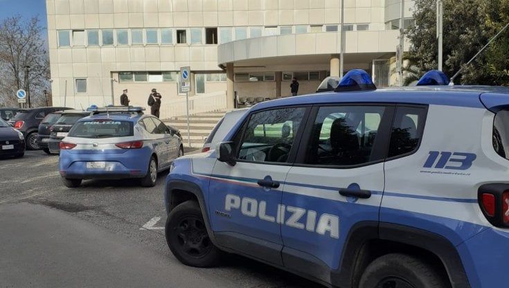  Allarme bomba al tribunale di Civitavecchia, unità cinofila in azione ed evacuazione immediata