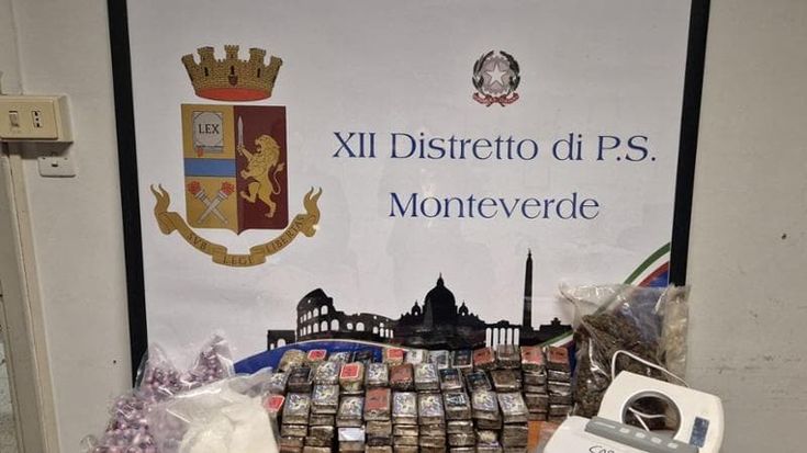Parcheggia sul posto dei disabili e finisce in manette: trasportava 20 chili di droga