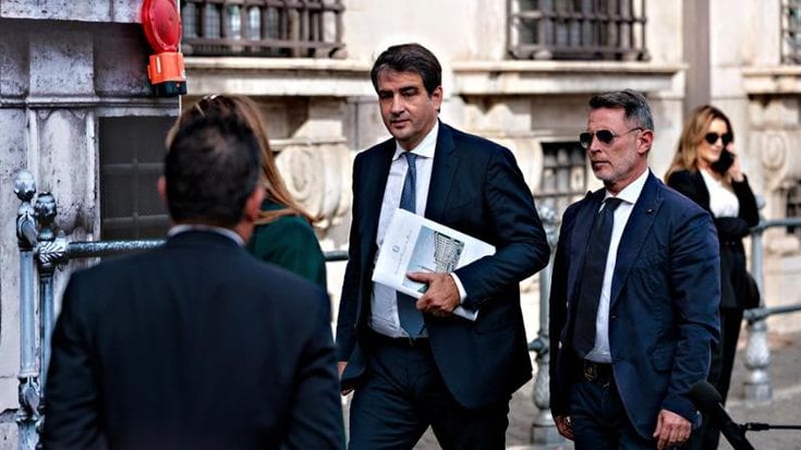 Giallo all’ex Ilva: il governo copre il patto segreto tra Fitto e Mittal