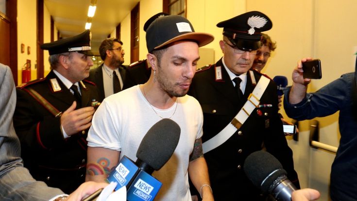 Carta e le t-shirt, parla il vigilante: “È entrato in camerino e sono sparite"
