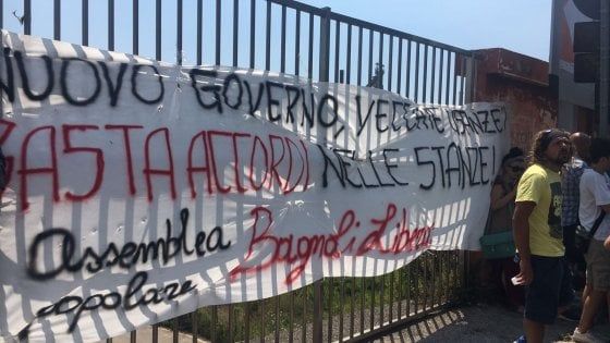 Bagnoli, striscione di contestazione per il ministro Lezzi in visita a Napoli