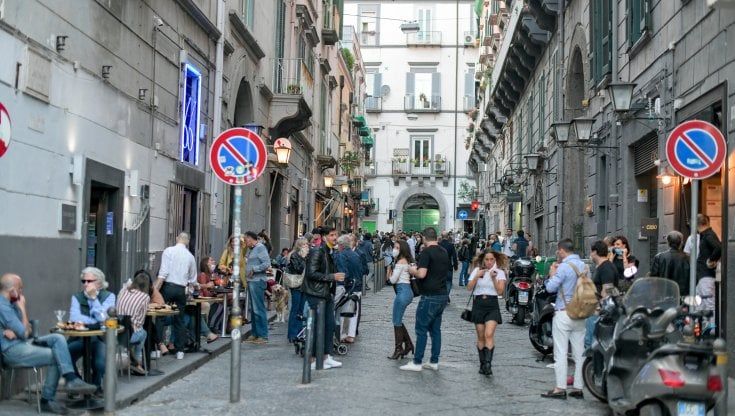 Napoli, movida a Chiaia: si sperimenta l'area pedonale nella zona dei baretti