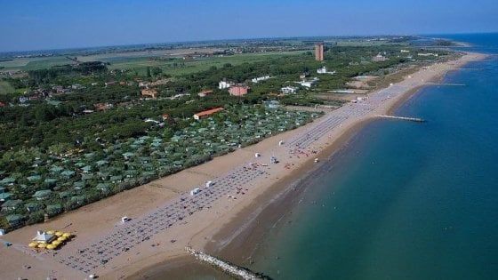  Coronavirus, in un lido nel Casertano ombrelloni recintati e a 8 metri di distanza
