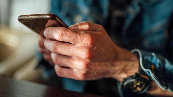 Dai domiciliari continua a minacciare sui social la ex e il compagno: arrestato 66enne di Monza