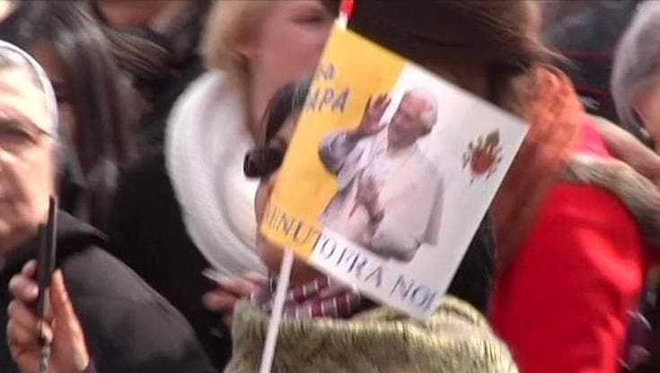 Piazza San Pietro gremita per il saluto a Ratzinger