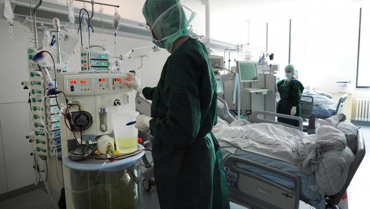 Non si presenta per la dialisi, l'ospedale chiama la polizia: a Taranto gli agenti convincono un paziente a riprendere la terapia