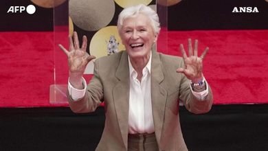 Glenn Close entra nella leggenda, impronte nel cemento a Hollywood: "L'onore della mia vita"