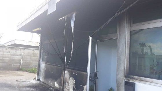 Gela, attentato incendiario contro l'agenzia delle dogane