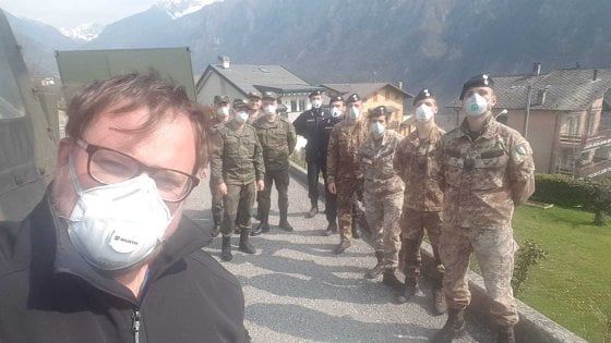 Coronavirus, i militari dell'esercito in servizio nella Bergamasca donano il rancio ai poveri del paese