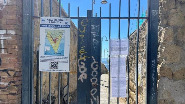 Cancelli sbarrati alla Gaiola per il cedimento della scalinata. I comitati: “Basta numero chiuso”