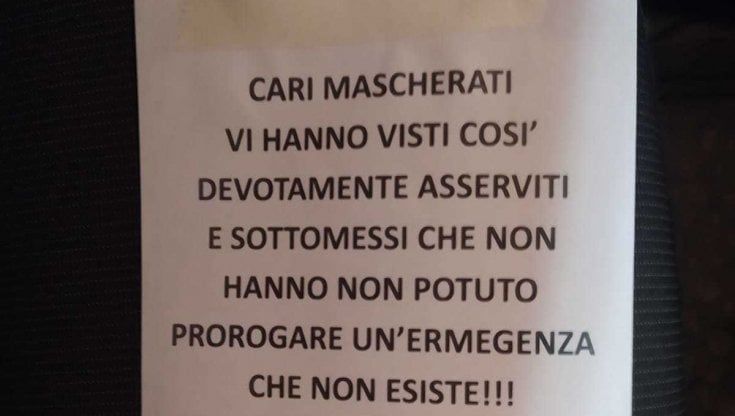 Covid, manifesti negazionisti nel Brindisino: denunciata una coppia già multata 14 volte perché senza mascherina