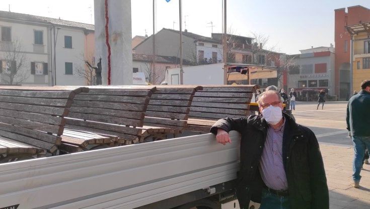 Il sindaco di Quarrata (Pistoia) smonta le panchine in piazza: "Troppi assembramenti"