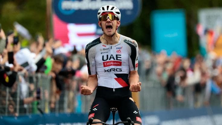 Giro, Arrieta vince a Potenza tra pioggia, freddo e cadute. Eulalio sfila la maglia rosa a Ciccone