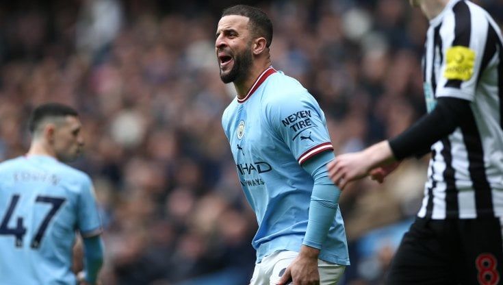 Manchester City, Kyle Walker si tira giù i pantaloni davanti a una donna: indagato