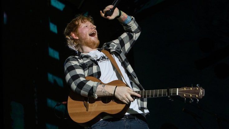Ed Sheeran compie 30 anni e festeggia da Re del Pop
