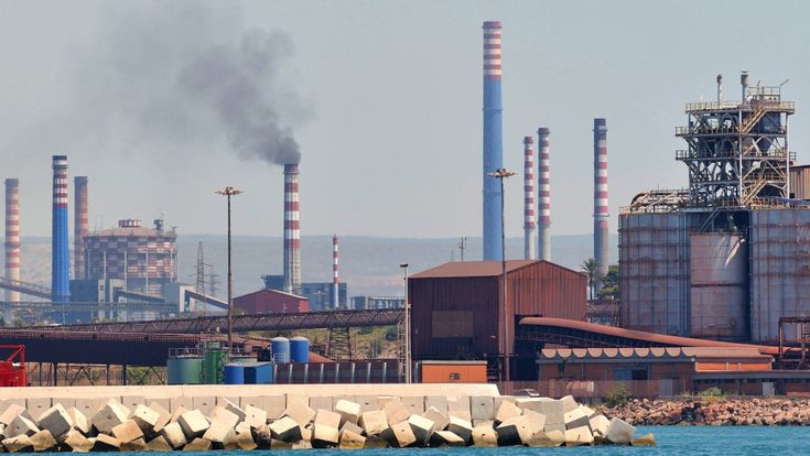 Ilva, altri mille operai in cassa. I sindacati: "Mittal vuole andarsene"