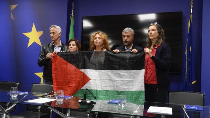 Flotilla, rientrano 26 italiani. “Greta Thunberg umiliata”. Israele smentisce: “Sfacciate menzogne”