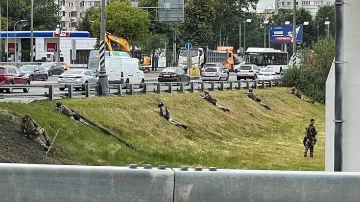 Tank e sacchi di sabbia: il giorno più lungo nella Mosca sotto assedio