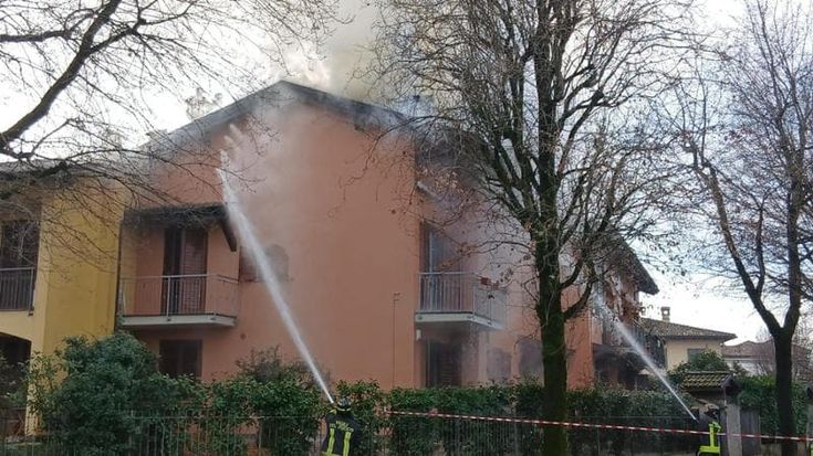 Incendio a Codogno, a fuoco tre villette: evacuate 30 persone, le fiamme partite da un sottotetto