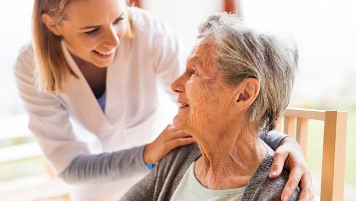 Per aiutare gli anziani, servono più servizi sanitari a casa e un welfare su misura