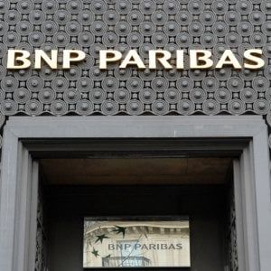 Bnp nel mirino delle Ong: "Ha finanziato armi per il genocidio in Ruanda"