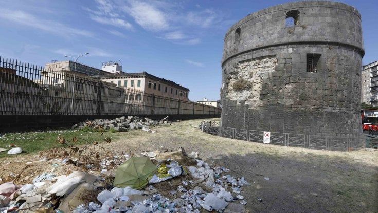 Le Torri Aragonesi di nuovo una discarica: rifiuti, ratti e sterpaglia