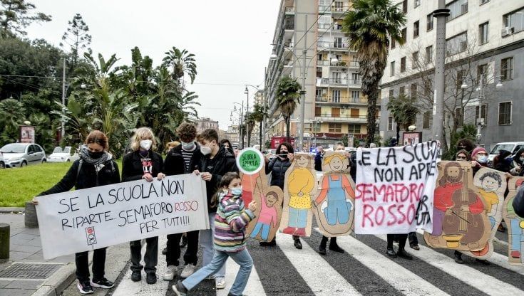 Da mercoledì la Campania torna a scuola e sui social insulti sessisti dal fronte Sì Dad
