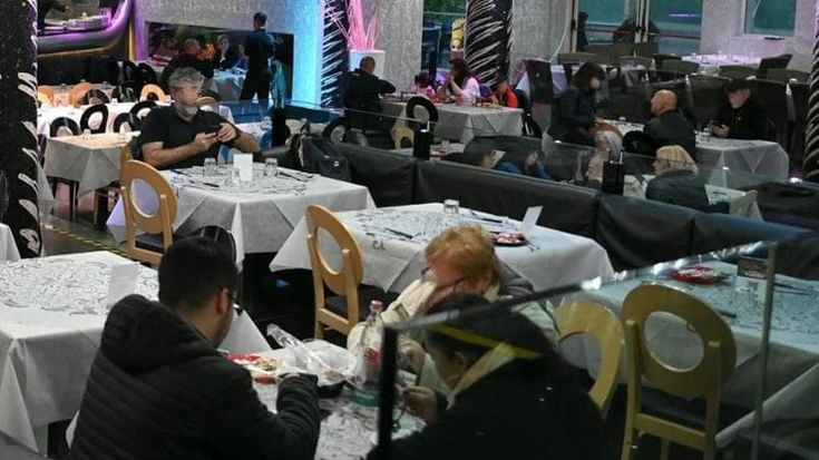 Fuorimenù al pranzo di Natale: la rissa ai tavoli finisce a coltellate