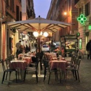 Roma alla Fase 2, Raggi: "Commercio, per i tavolini all'esterno ampliamenti fino al 35%"