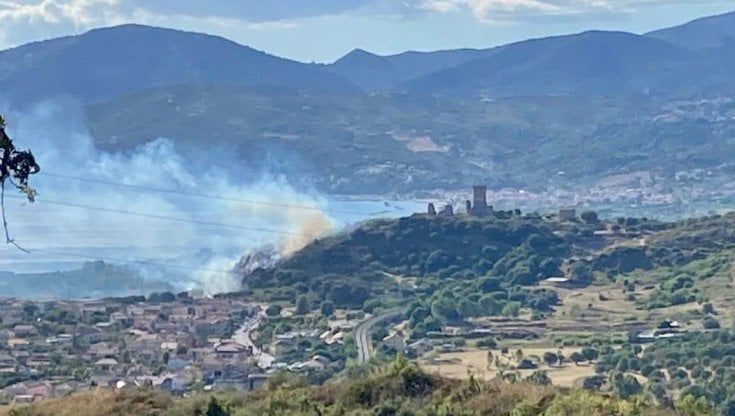 Cilento, fiamme sulla collina di Velia