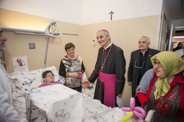 Befana, il vescovo Zuppi visita i bimbi ricoverati al Rizzoli di Bologna