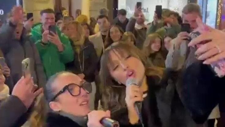 Sarah Toscano, “Amarcord” anche fuori dall’Ariston: bis a sorpresa nelle vie di Sanremo