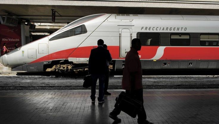Pendolari in rivolta: “Beffa indennizzi, dopo i ritardi dei treni mesi per averli”
