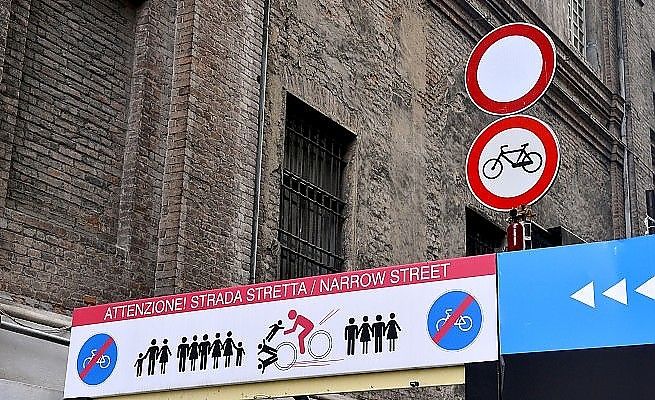 Nuovi cartelli davanti all'Egizio<br />per fermare i ciclisti "pericolosi"