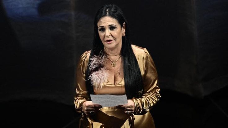 Sanremo, Daniela Di Maggio mamma di Giogiò Cutolo commuove l’Ariston. “Stasera tu vivi attraverso la musica”