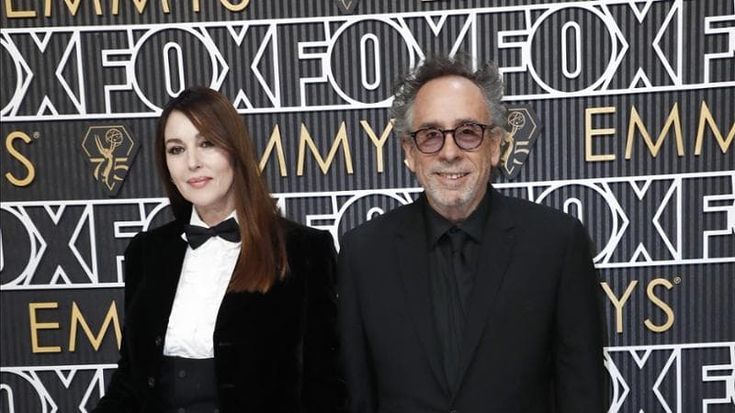 Monica Bellucci e Tim Burton mano nella mano agli Emmy. ‘Mercoledì’ era candidata tra le serie tv