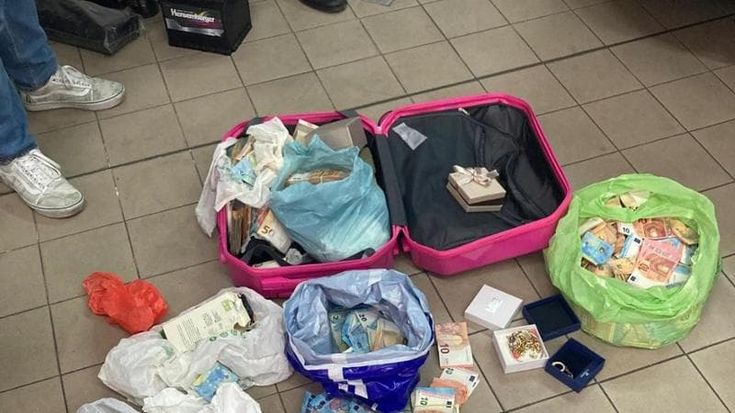 Napoli, maxi truffa sui migranti e l’avvocato va in Ferrari